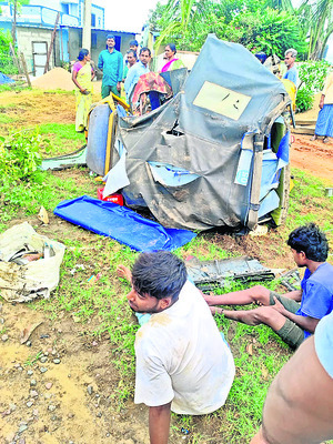కారు.. ఆటో ఢీ 
1