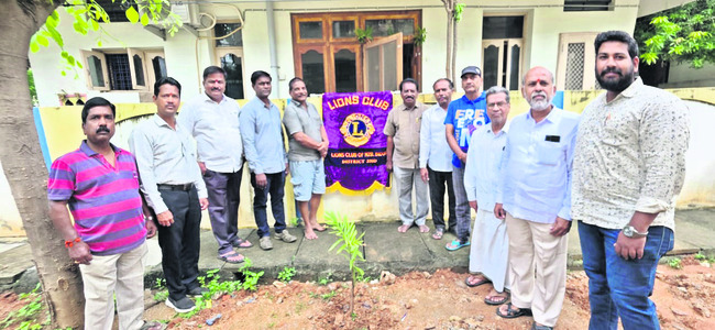 అటవీశాఖ అధికారులను సస్పెండ్ చేయాలి
2