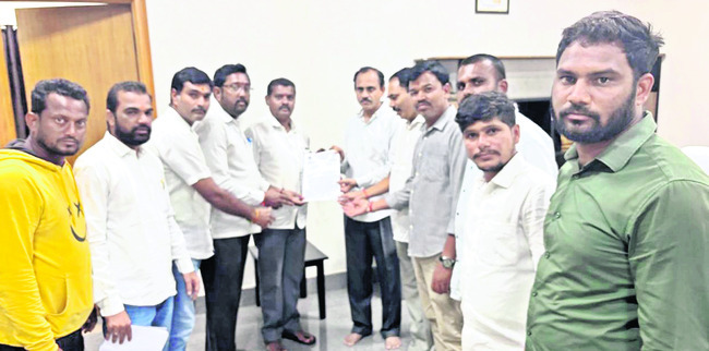 అటవీశాఖ అధికారులను సస్పెండ్ చేయాలి
3