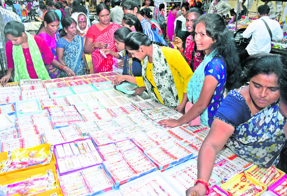 మార్కెట్‌లో రాఖీల కొనుగోళ్ల సందడి1