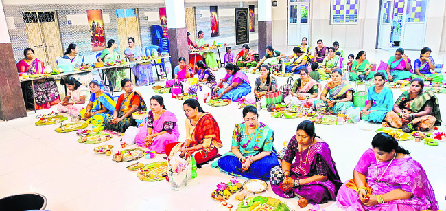 ●భక్తిశ్రద్ధలతో వరలక్ష్మీ పూజలు 2