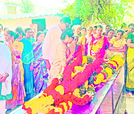 జెడ్పీటీసీ సభ్యురాలికి కన్నీటి వీడ్కోలు 1