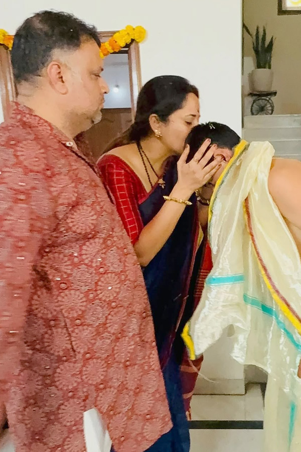 Anchor Anasuya Performs special pooja in home by Family Photos6