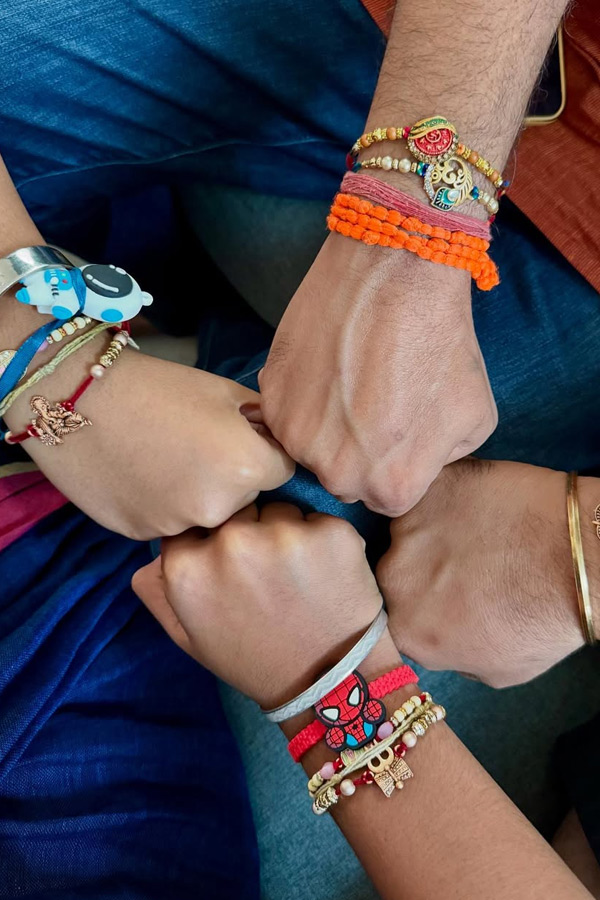Anchor Anasuya Performs special pooja in home by Family Photos7