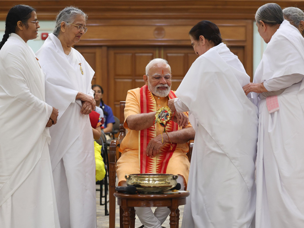 Prime Minister Narendra Modi celebrates Raksha Bandhan with kids Photos5