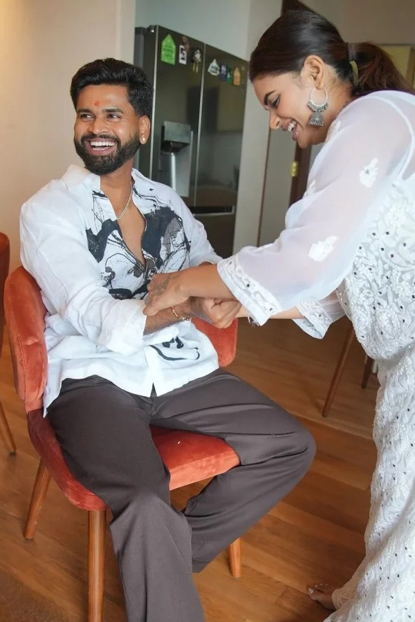 cricketers Tying Rakhi with Their sisters Photos3