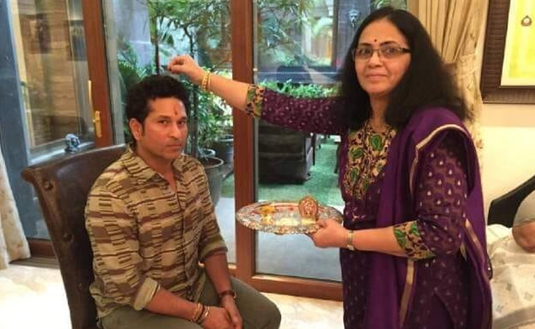 cricketers Tying Rakhi with Their sisters Photos2
