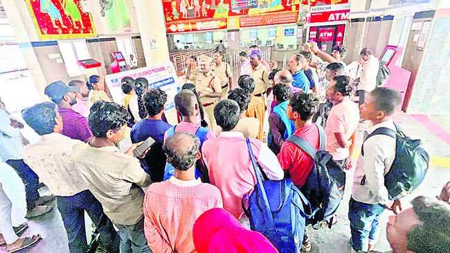 ఎరుపెక్కుతున్న రైలు పట్టాలు1