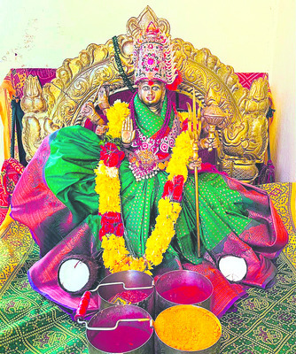 ఏడుపాయలలో సందడి1