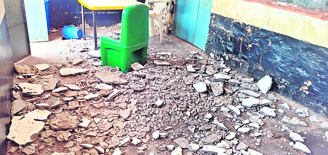 పెచ్చులూడి పడిన పాఠశాల పైకప్పు 1