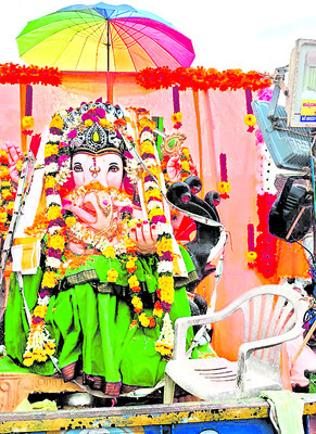  A huge Ganesha idol being transported for immersion in Chebrolu2
