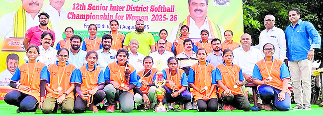 విద్యతోపాటు క్రీడల్లోనూ రాణించాలి 1