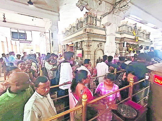 టేకు రథంపై సత్యదేవుని ఊరేగింపు1