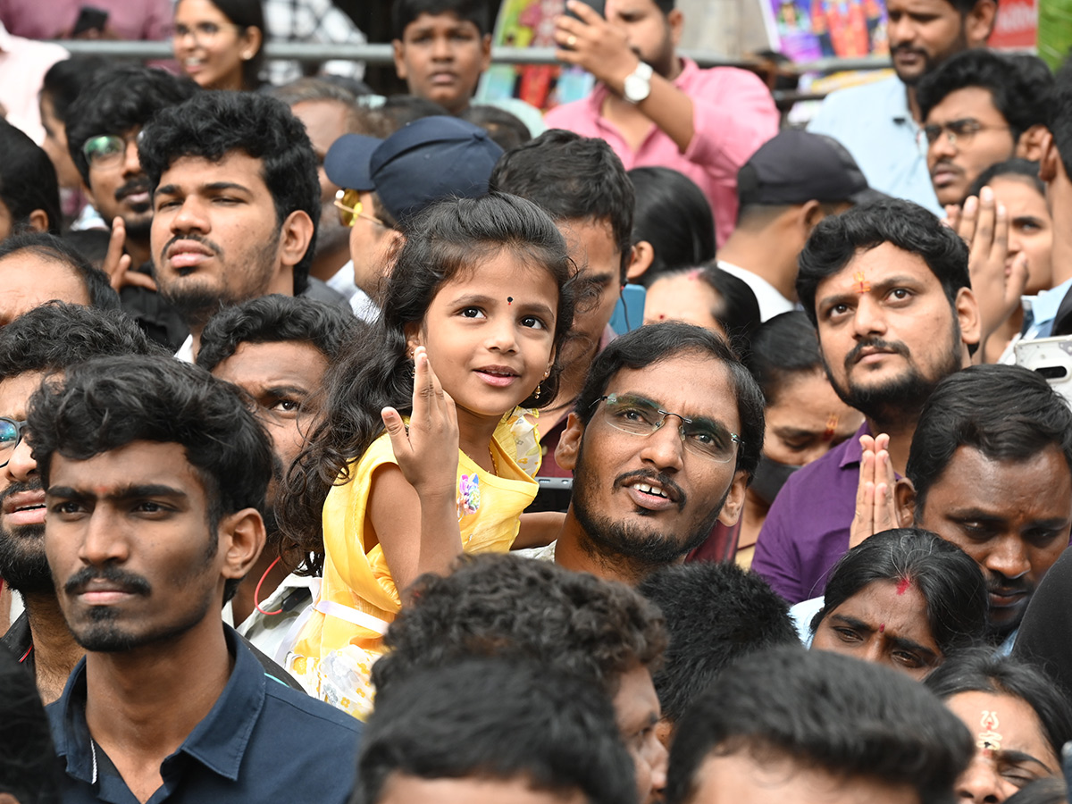 Huge Devotees Crowd At Khairatabad Ganesh Idol Photos10