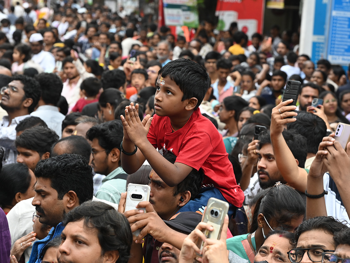 Huge Devotees Crowd At Khairatabad Ganesh Idol Photos11