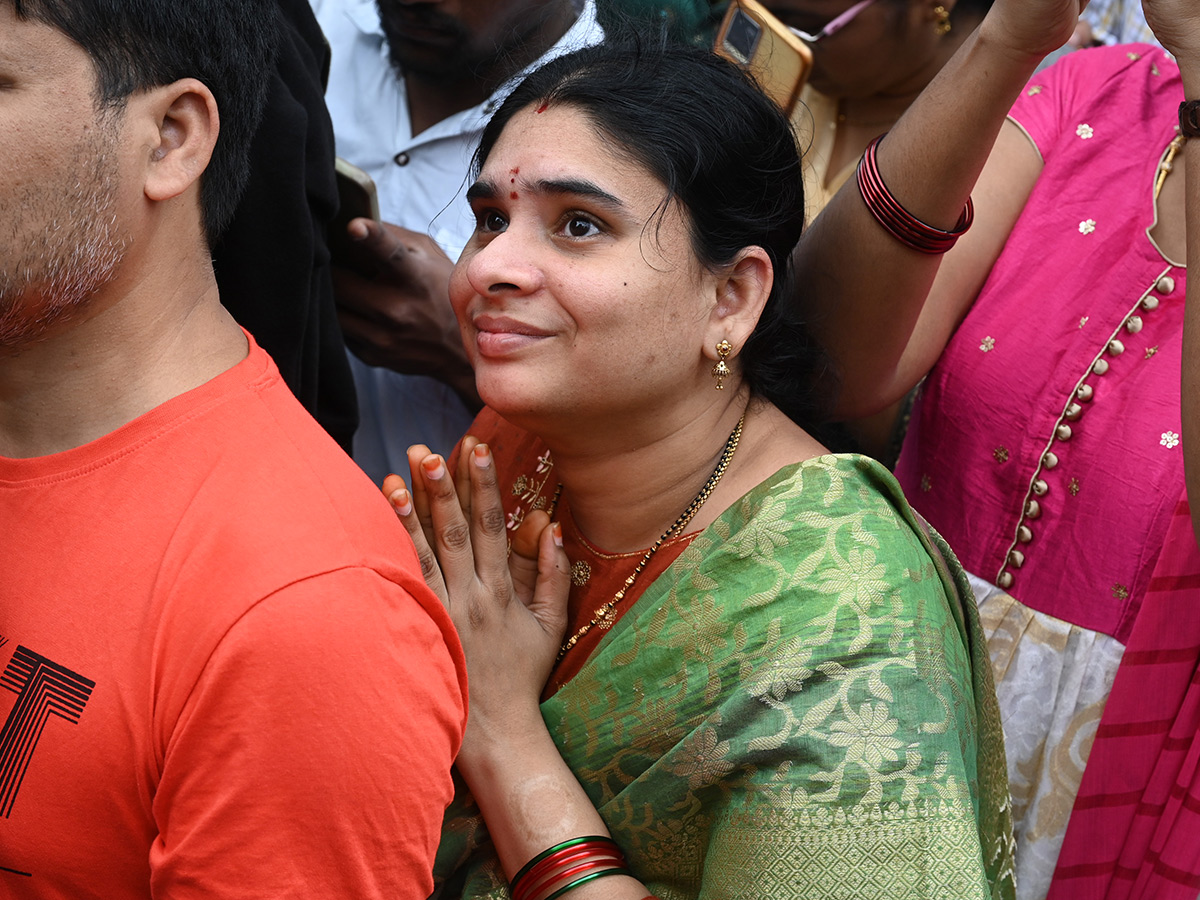 Huge Devotees Crowd At Khairatabad Ganesh Idol Photos13