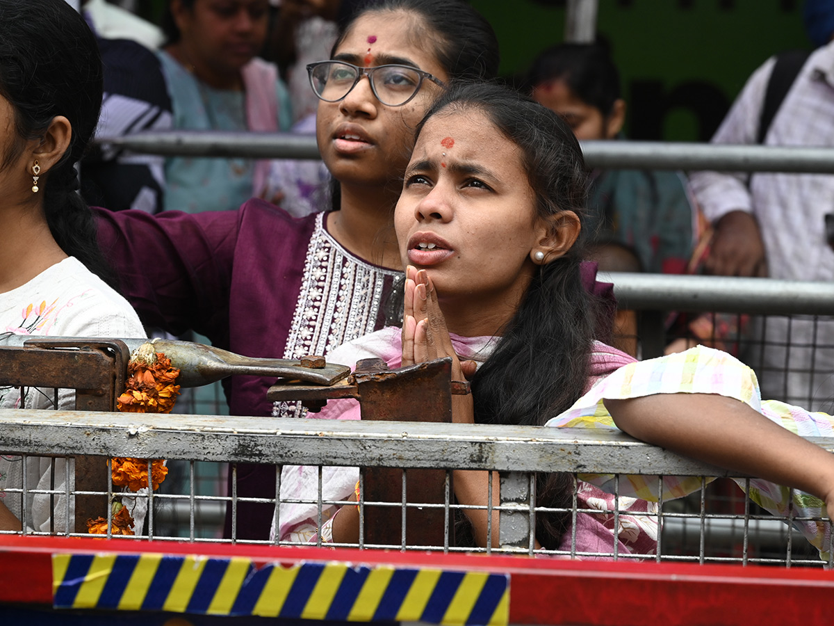 Huge Devotees Crowd At Khairatabad Ganesh Idol Photos14