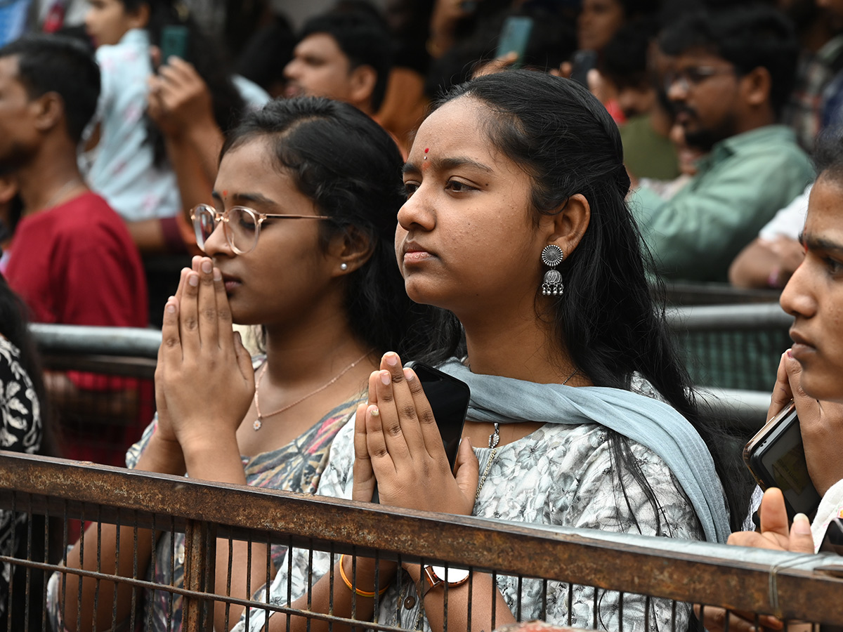 Huge Devotees Crowd At Khairatabad Ganesh Idol Photos15
