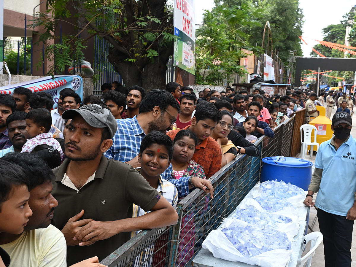 Huge Devotees Crowd At Khairatabad Ganesh Idol Photos18