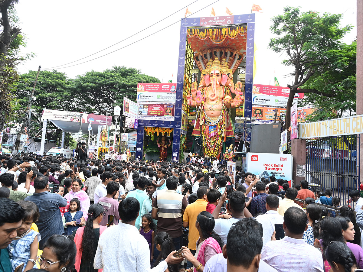 Huge Devotees Crowd At Khairatabad Ganesh Idol Photos19