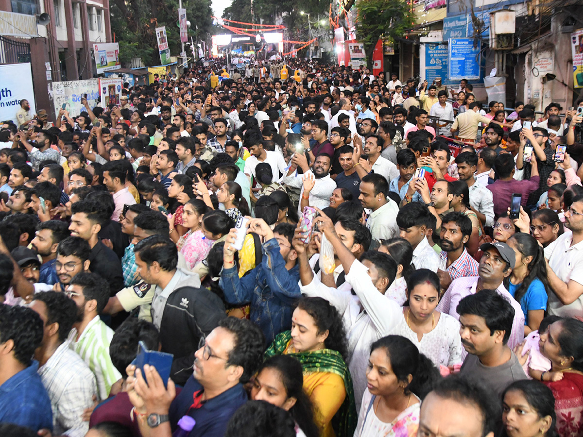 Huge Devotees Crowd At Khairatabad Ganesh Idol Photos2
