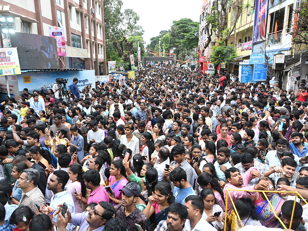 Huge Devotees Crowd At Khairatabad Ganesh Idol Photos20