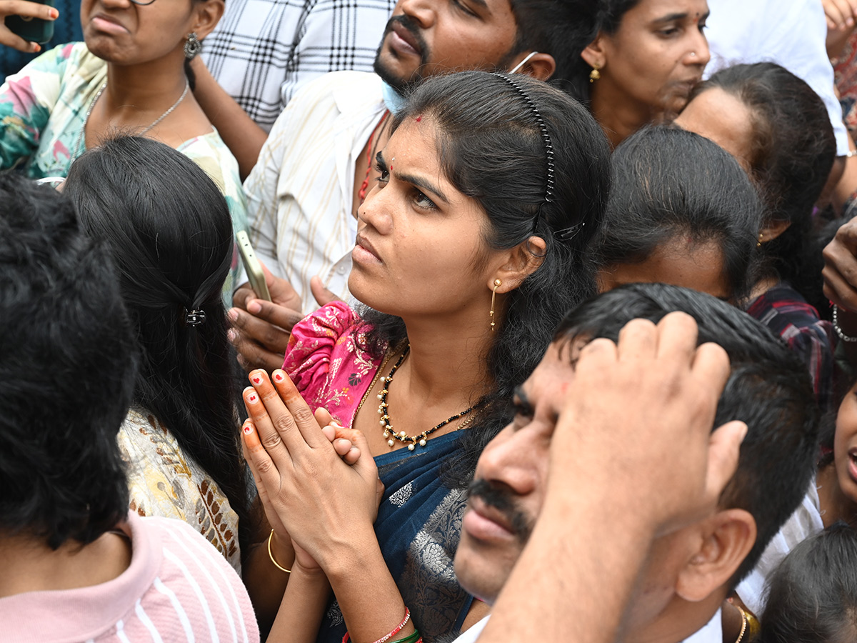 Huge Devotees Crowd At Khairatabad Ganesh Idol Photos21