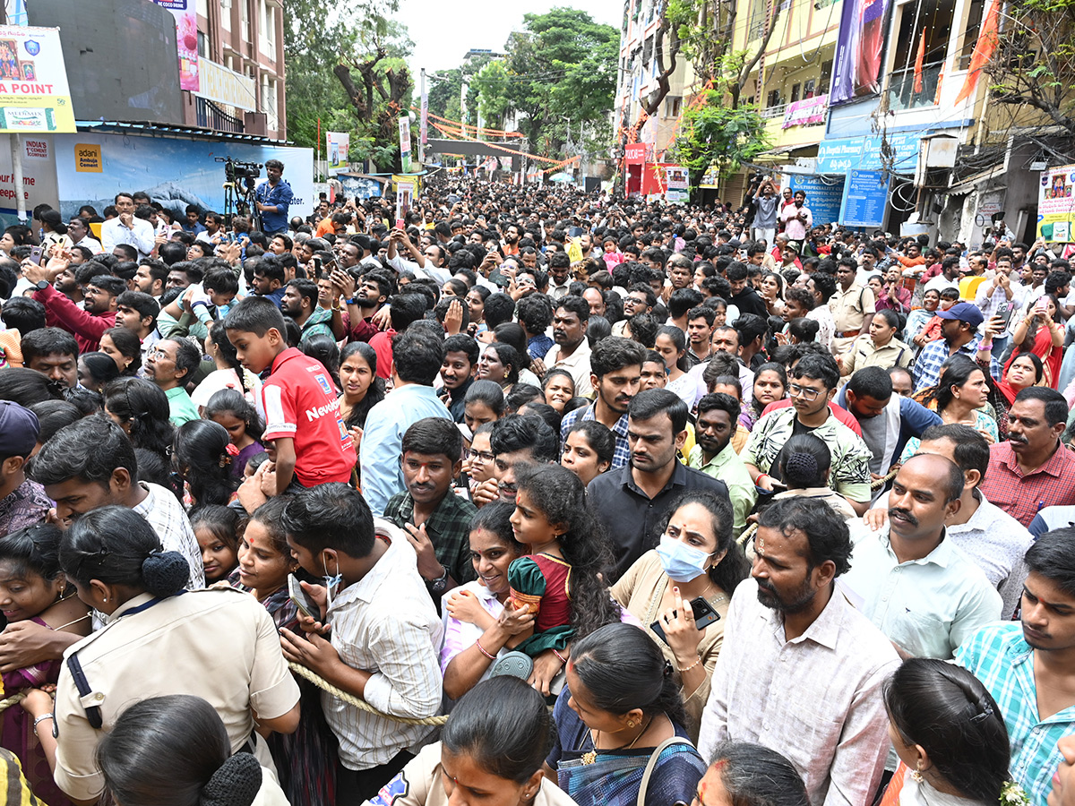 Huge Devotees Crowd At Khairatabad Ganesh Idol Photos23
