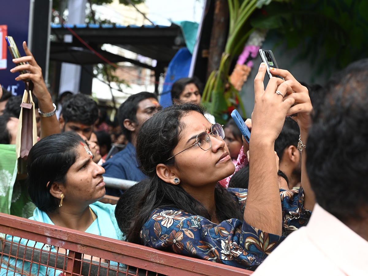 Huge Devotees Crowd At Khairatabad Ganesh Idol Photos24