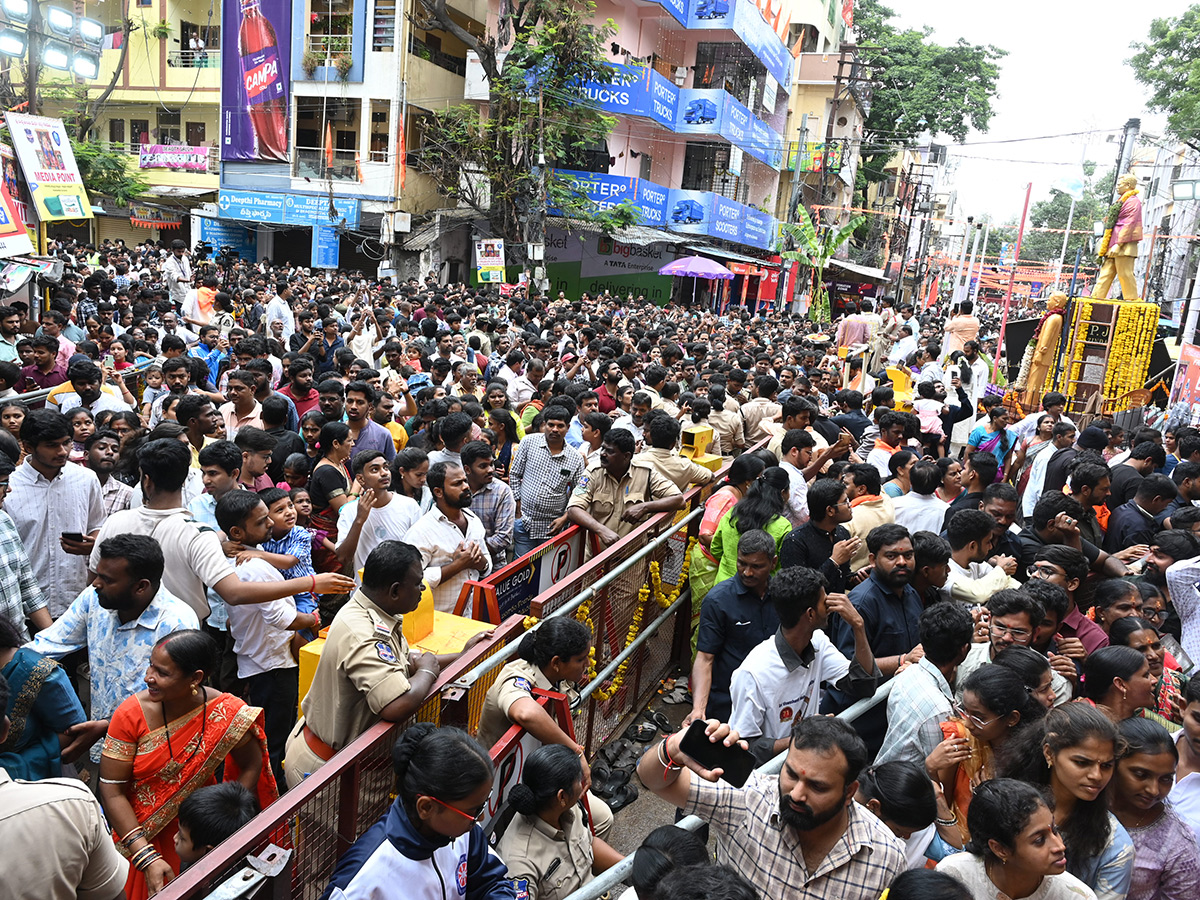 Huge Devotees Crowd At Khairatabad Ganesh Idol Photos25