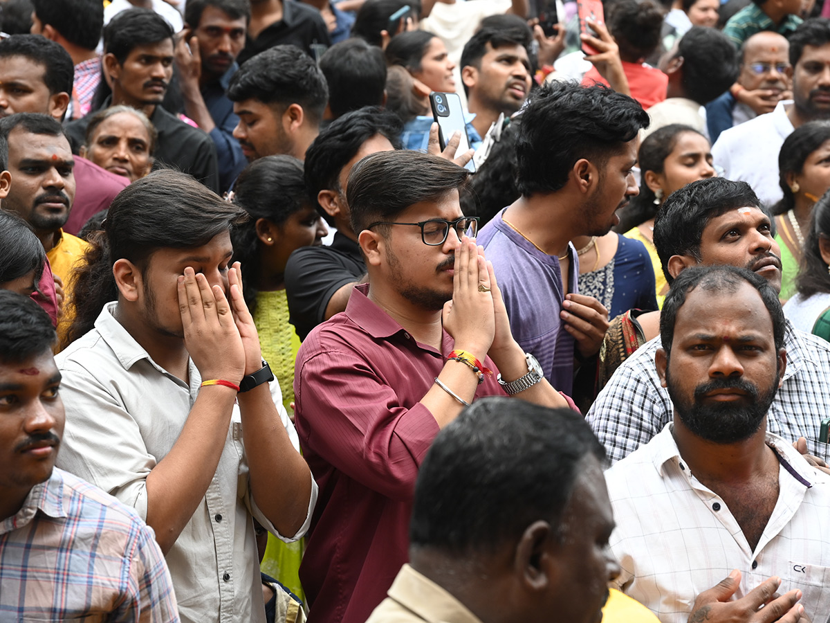 Huge Devotees Crowd At Khairatabad Ganesh Idol Photos26