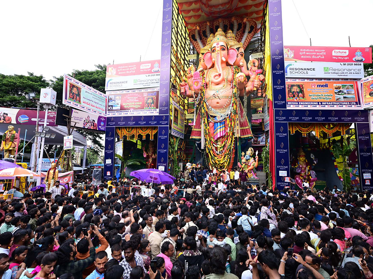 Huge Devotees Crowd At Khairatabad Ganesh Idol Photos28