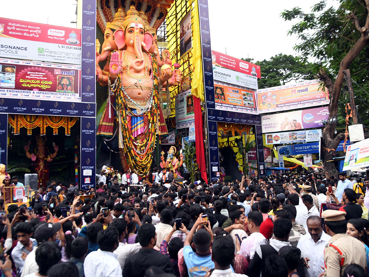 Huge Devotees Crowd At Khairatabad Ganesh Idol Photos6