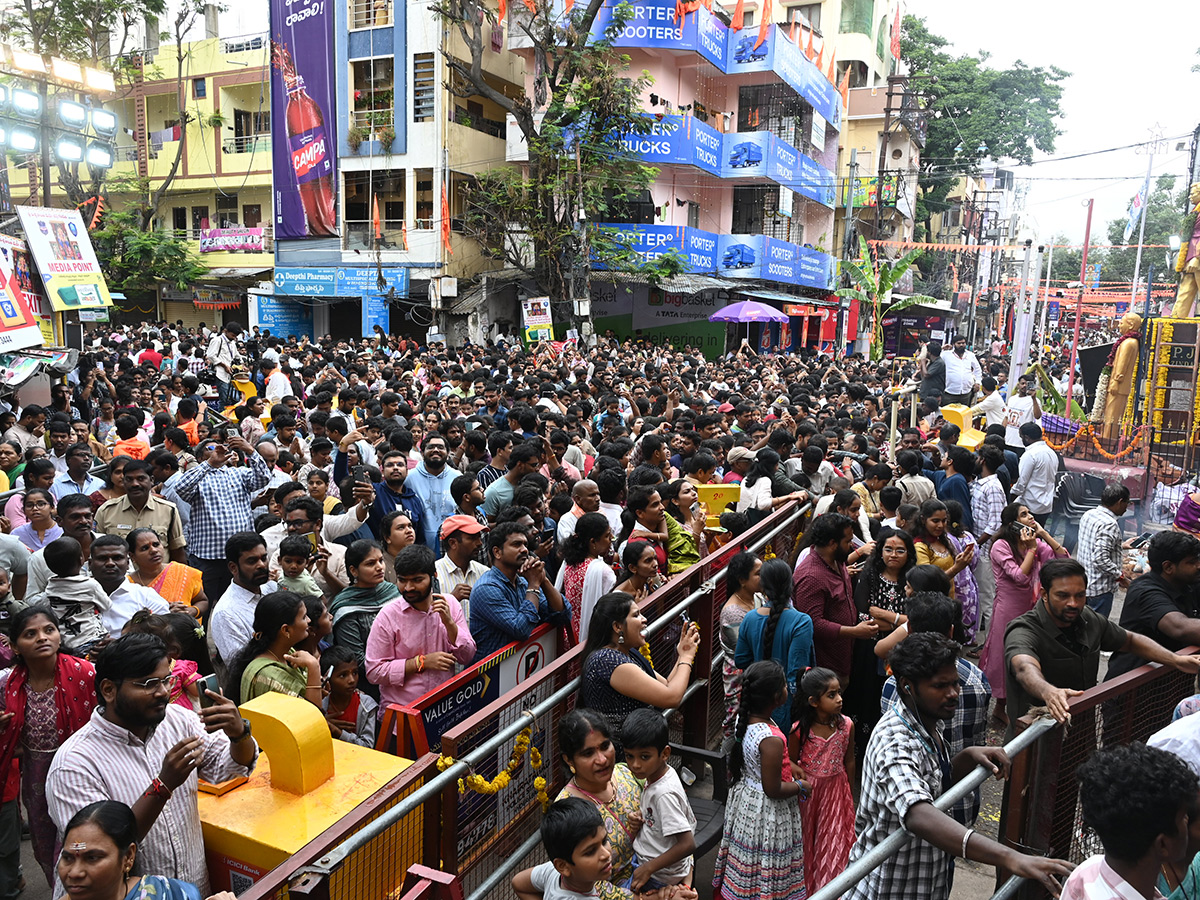 Huge Devotees Crowd At Khairatabad Ganesh Idol Photos7