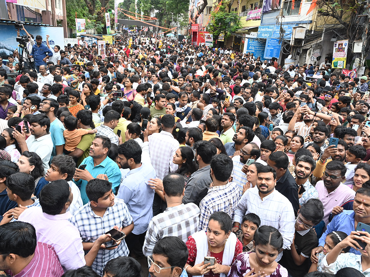 Huge Devotees Crowd At Khairatabad Ganesh Idol Photos8