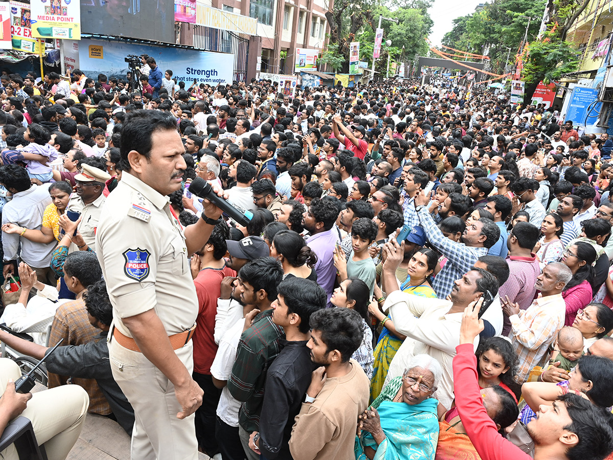 Huge Devotees Crowd At Khairatabad Ganesh Idol Photos9