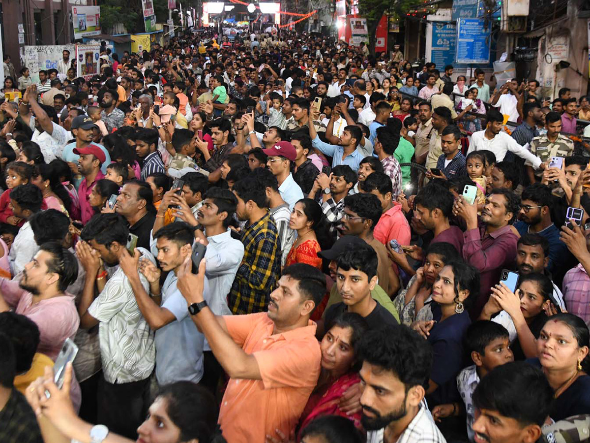 మహా గణపతి దర్శనం..లక్షలాదిగా తరలివచ్చిన జనం (ఫొటోలు) | Huge Devotees ...
