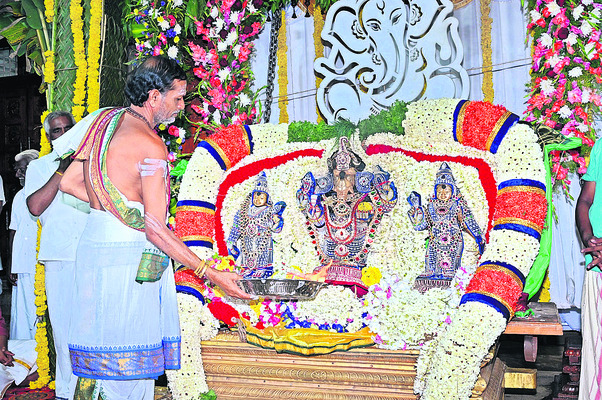 శేషవాహనంపై ‘విఘ్న’ విహారం1