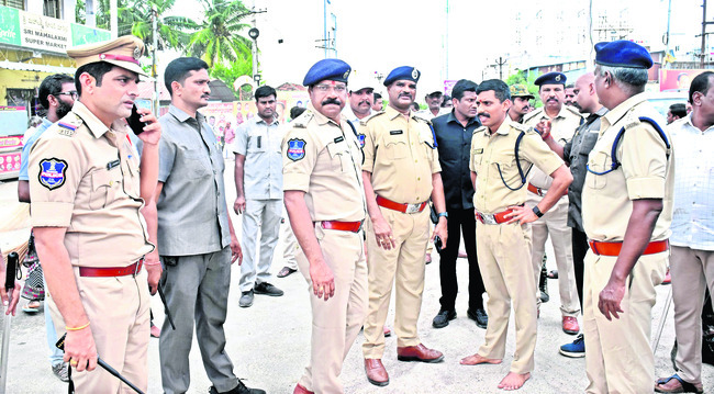 విపత్కర పరిస్థితుల్లోనూ విధులు!1
