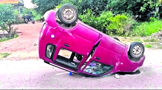 బైక్ను ఢీకొన్న కారు: ఒకరికి గాయాలు
1