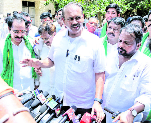 కేసులు నమోదు చేస్తామనడమేంది బాబూ
1