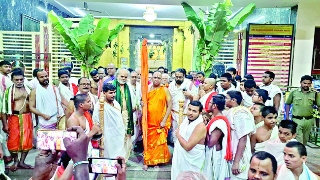 కరిమారెమ్మ గుడికి విరాళం2
