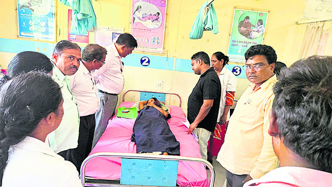 వాగు దాటి.. పరామర్శించి1