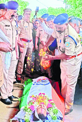 సీఐఎస్ఎఫ్ జవాన్కు కన్నీటి వీడ్కోలు
1