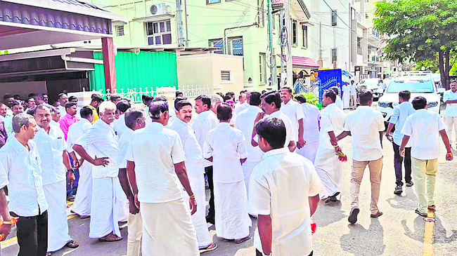 ఆమ్నీ బస్సులో రూ. 4.42 కోట్లు స్వాధీనం
2