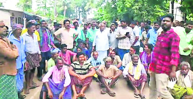 యూరియా కోసం రోడ్డెక్కిన రైతులు 1
