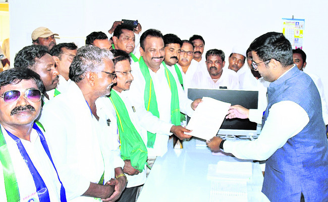 ప్రశ్నిస్తే గొంతునొక్కుతున్న ప్రభుత్వం 2