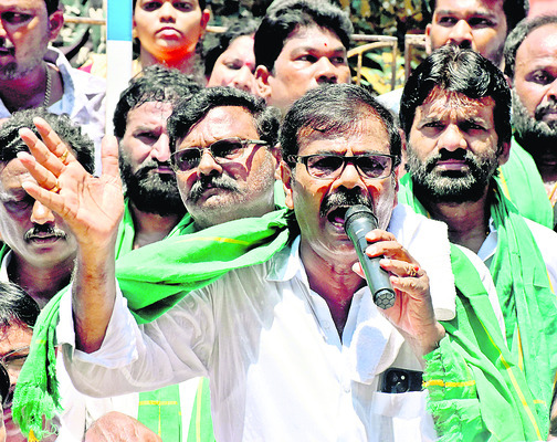 ప్రశ్నిస్తే గొంతునొక్కుతున్న ప్రభుత్వం 1