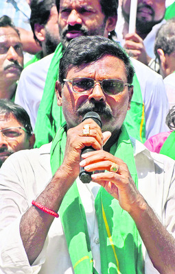 ప్రశ్నిస్తే గొంతునొక్కుతున్న ప్రభుత్వం 4