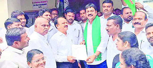 అన్నదాతల నినాదాలతో ప్రతిధ్వనించిన నర్సీపట్నం 1